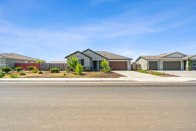 775 E Curtis Avenue, Fowler, CA 93625
