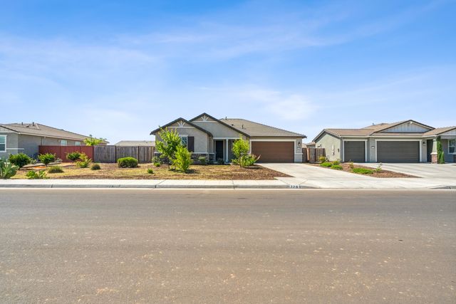 775 E Curtis Avenue, Fowler, CA 93625