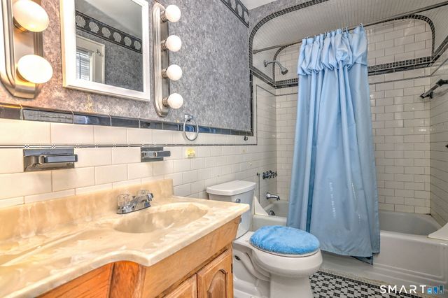 84 Hodge Avenue, Ansonia, CT 06401