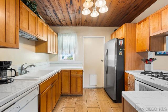 2437 Laurie, San Diego, CA 92105