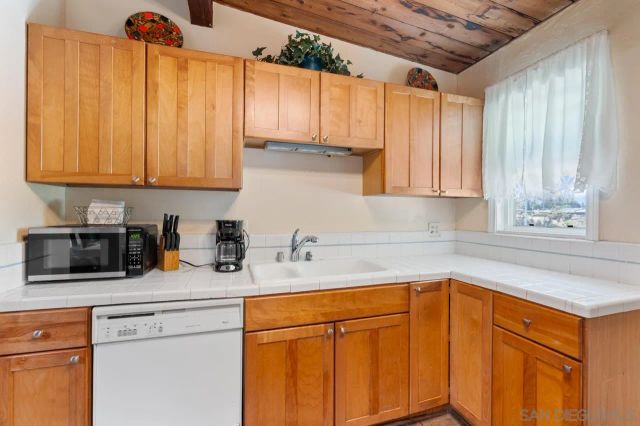 2437 Laurie, San Diego, CA 92105