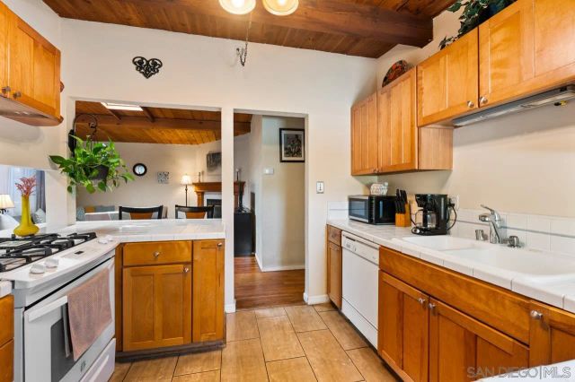 2437 Laurie, San Diego, CA 92105