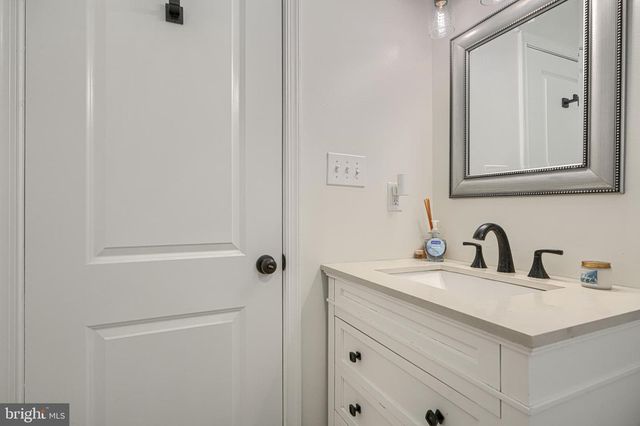 8 RIDGEFIELD RD, Lutherville Timonium, MD 21093