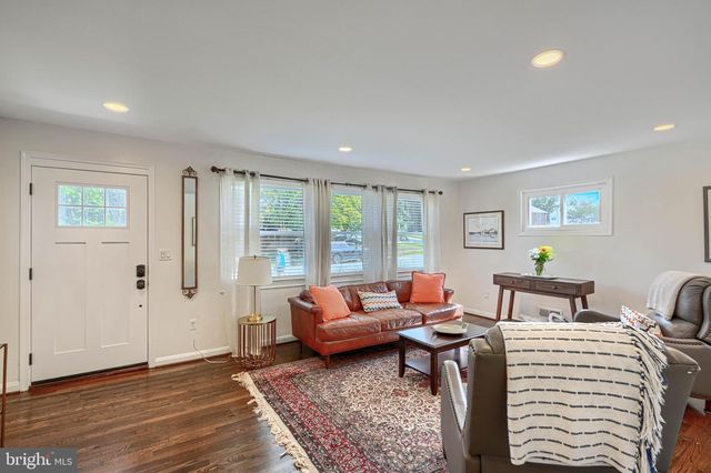8 RIDGEFIELD RD, Lutherville Timonium, MD 21093