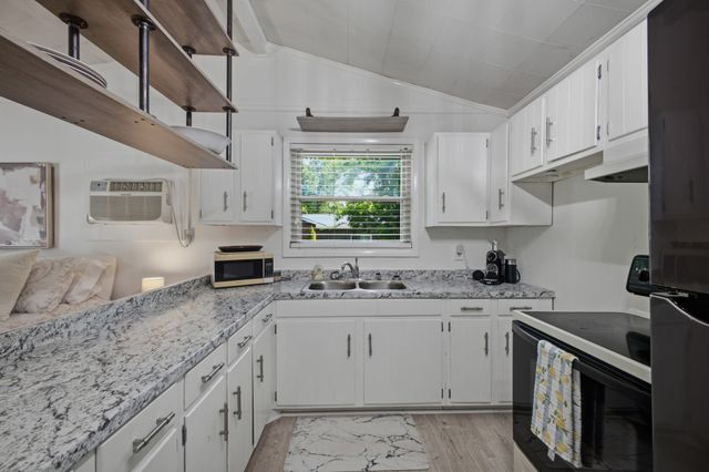 202 Harpeth Hills Dr, Kingston Springs, TN 37082