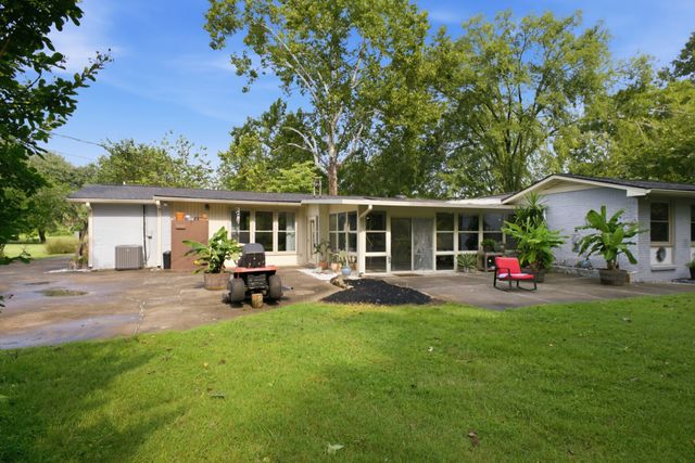 202 Harpeth Hills Dr, Kingston Springs, TN 37082