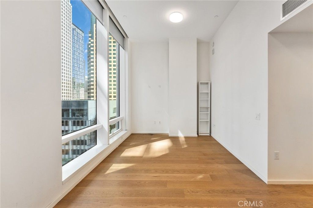 Image 10 of property listing at 877 Francisco St 805, Los Angeles, CA 90017
