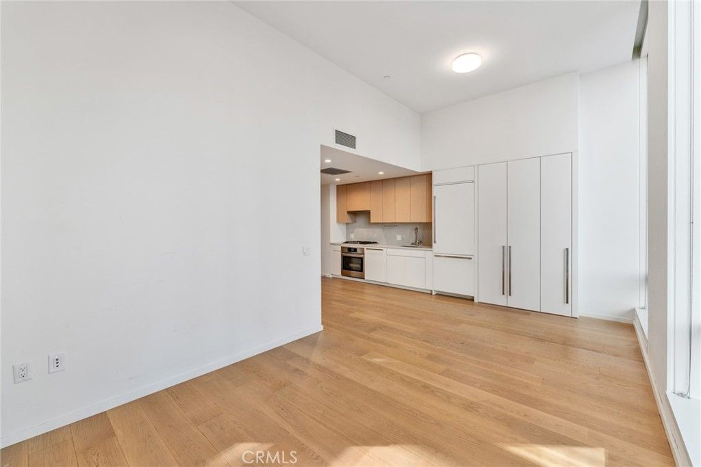 Image 11 of property listing at 877 Francisco St 805, Los Angeles, CA 90017