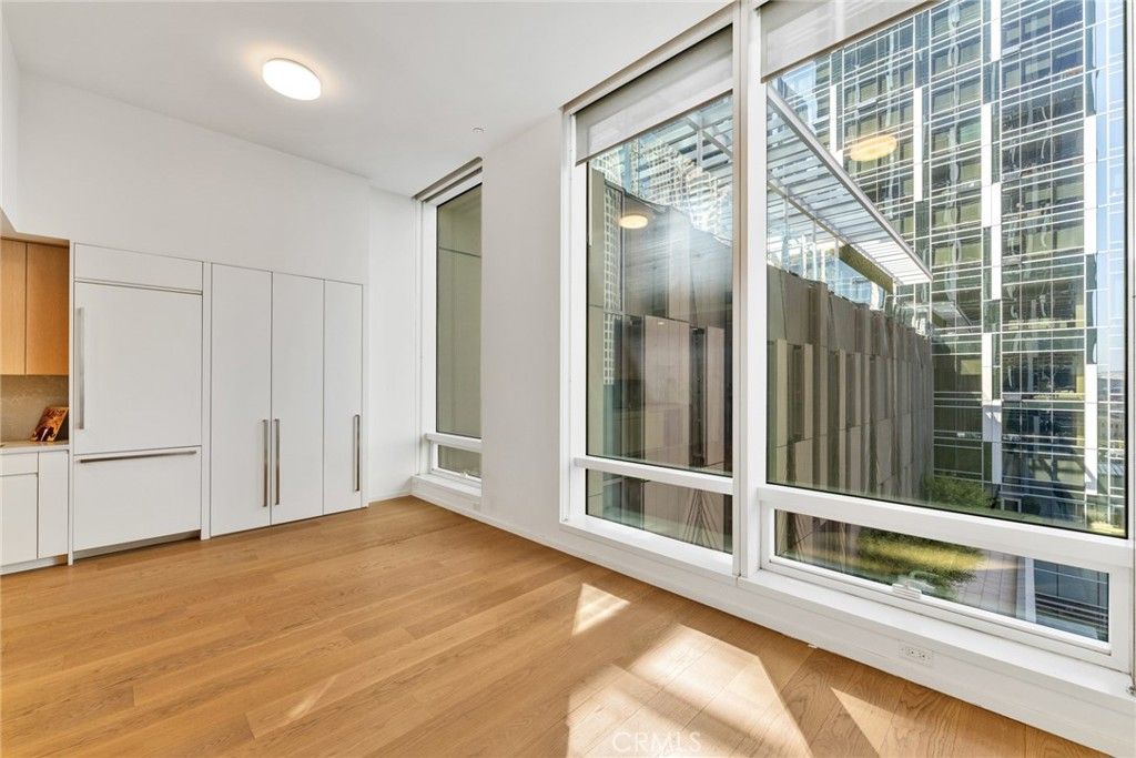 Image 12 of property listing at 877 Francisco St 805, Los Angeles, CA 90017