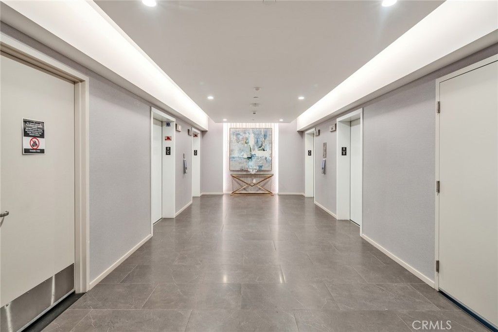Image 17 of property listing at 877 Francisco St 805, Los Angeles, CA 90017