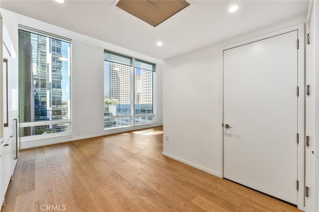 Image 2 of property listing at 877 Francisco St 805, Los Angeles, CA 90017