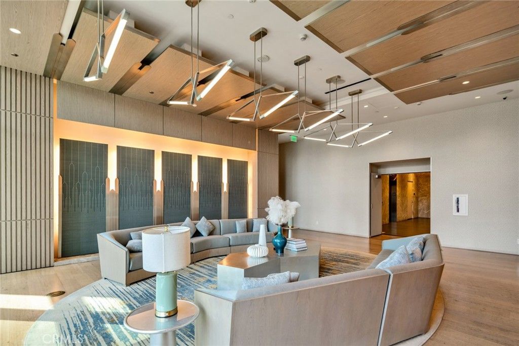Image 20 of property listing at 877 Francisco St 805, Los Angeles, CA 90017