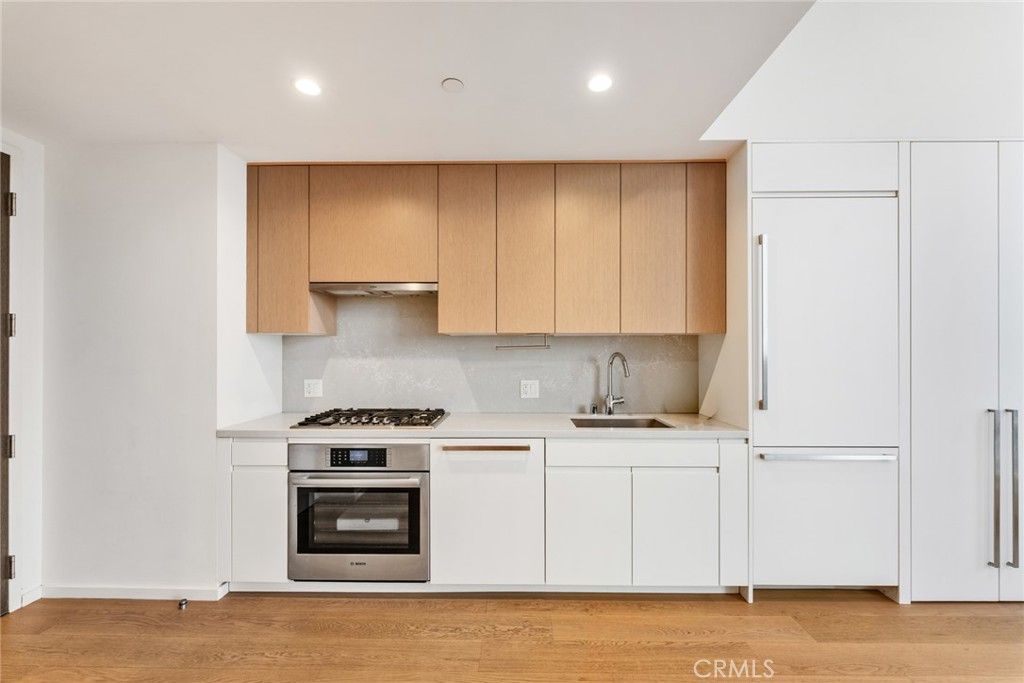 Image 3 of property listing at 877 Francisco St 805, Los Angeles, CA 90017