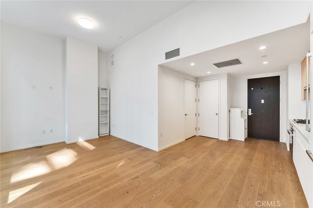 Image 4 of property listing at 877 Francisco St 805, Los Angeles, CA 90017