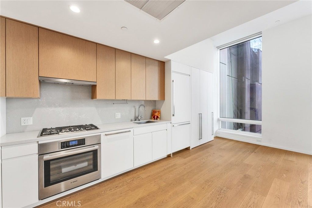 Image 6 of property listing at 877 Francisco St 805, Los Angeles, CA 90017