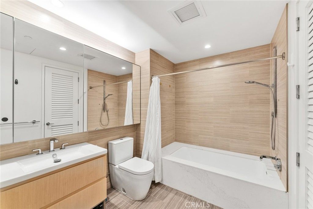 Image 7 of property listing at 877 Francisco St 805, Los Angeles, CA 90017