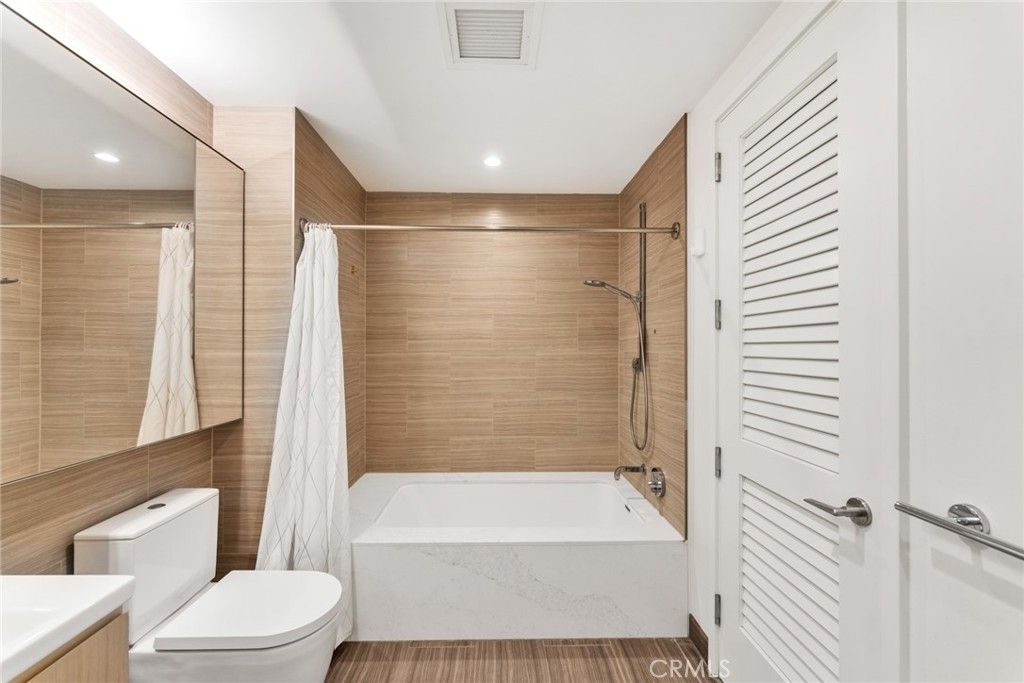 Image 8 of property listing at 877 Francisco St 805, Los Angeles, CA 90017