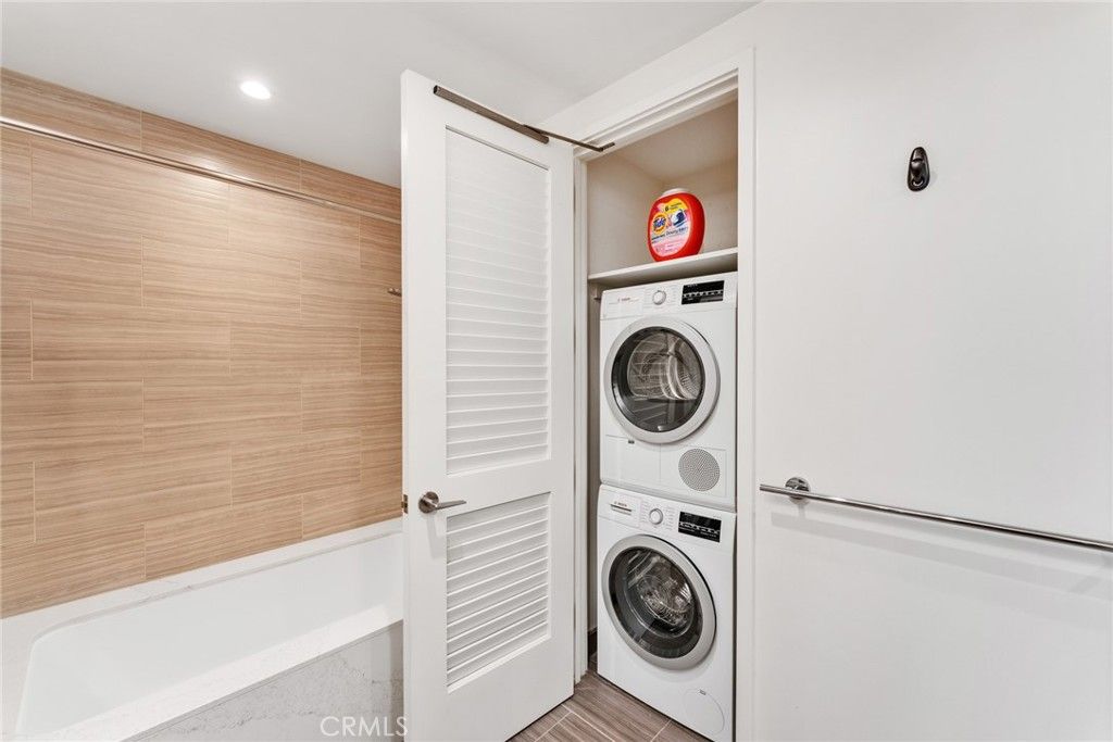 Image 9 of property listing at 877 Francisco St 805, Los Angeles, CA 90017
