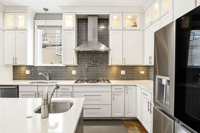 2414 W Berteau Avenue, Chicago, IL 60618