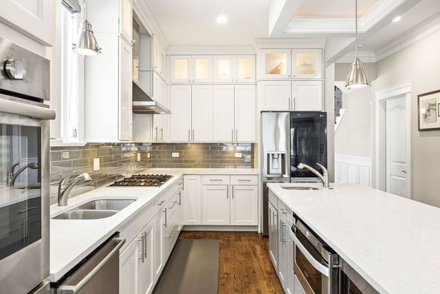 2414 W Berteau Avenue, Chicago, IL 60618