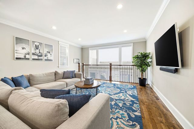 2414 W Berteau Avenue, Chicago, IL 60618