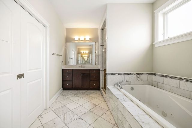 2414 W Berteau Avenue, Chicago, IL 60618