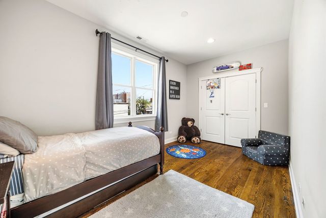 2414 W Berteau Avenue, Chicago, IL 60618