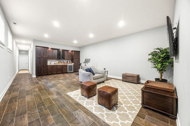 2414 W Berteau Avenue, Chicago, IL 60618