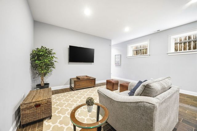 2414 W Berteau Avenue, Chicago, IL 60618