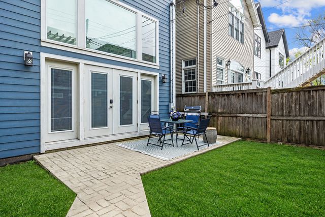2414 W Berteau Avenue, Chicago, IL 60618