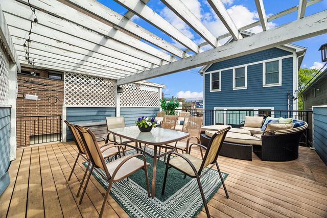 2414 W Berteau Avenue, Chicago, IL 60618