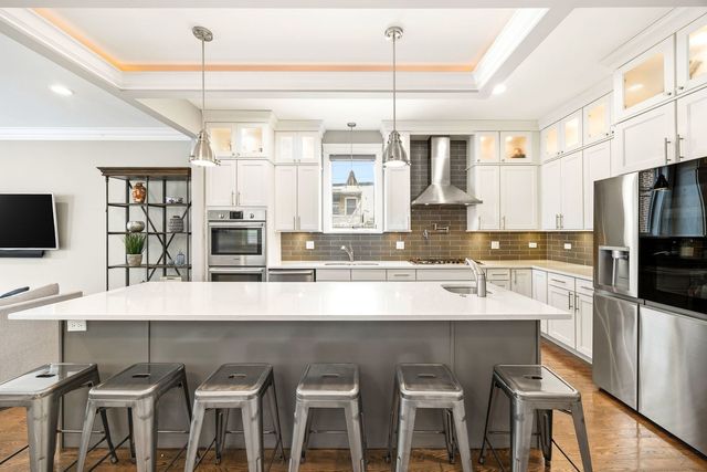 2414 W Berteau Avenue, Chicago, IL 60618