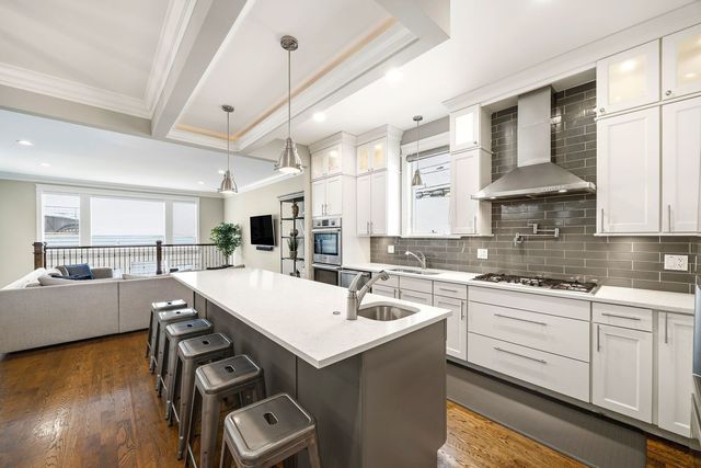 2414 W Berteau Avenue, Chicago, IL 60618