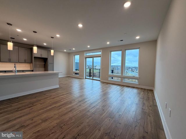 100 VILLAGE DR, Skillman, NJ 08558