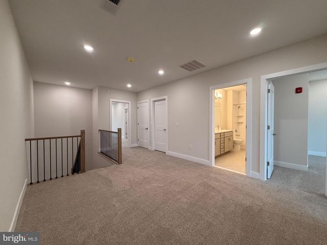 100 VILLAGE DR, Skillman, NJ 08558