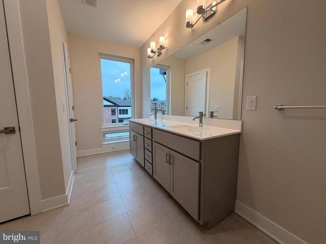 100 VILLAGE DR, Skillman, NJ 08558