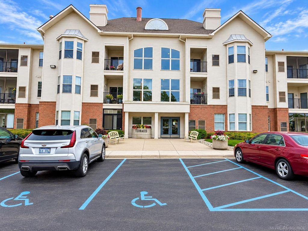 39196 Hayes Road, Clinton Twp, MI 48038