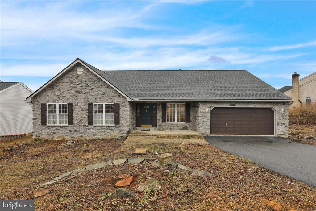 3305 REGENCY DR, Reading, PA 19608