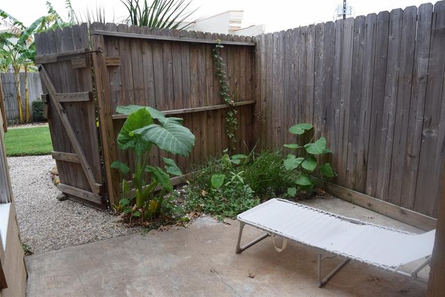 16120 Stuebner Airline Road 105, Spring, TX 77379