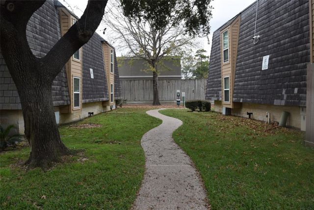 16120 Stuebner Airline Road 105, Spring, TX 77379