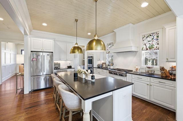 1915A Overhill Dr, Nashville, TN 37215