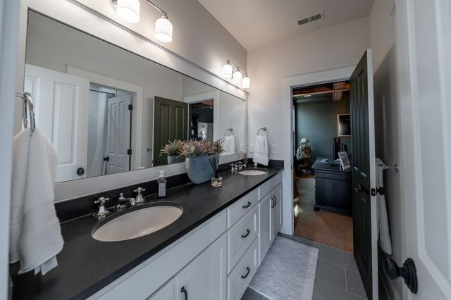 1915A Overhill Dr, Nashville, TN 37215