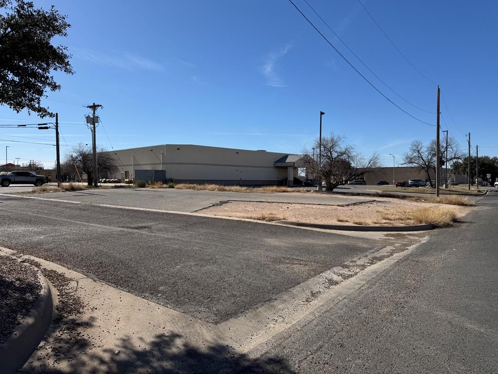 Image 4 of property listing at 325 W 1st St # 2, San Angelo, TX 76903