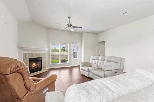 116 Meadow Lake Drive, Navasota, TX 77868