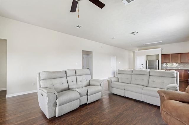 116 Meadow Lake Drive, Navasota, TX 77868