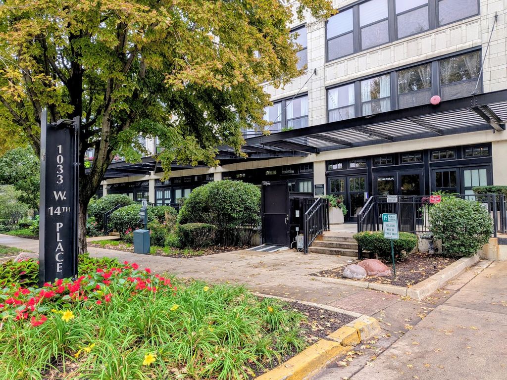 1033 W 14th Place 211, Chicago, IL 60608