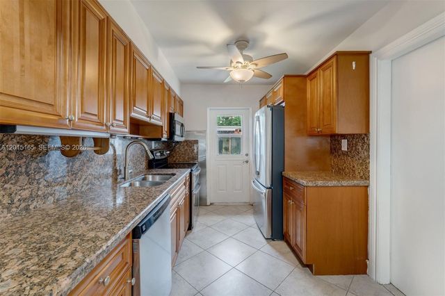 2674 W 8th Ct, Hialeah, FL 33010