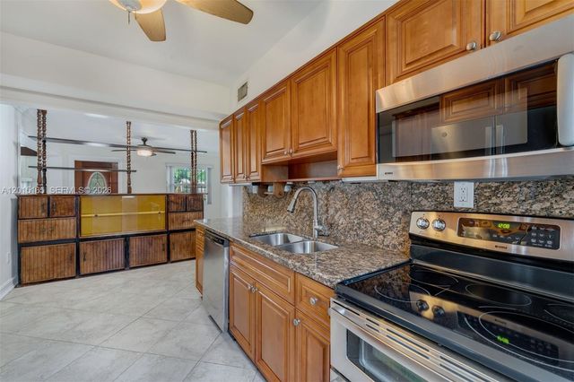 2674 W 8th Ct, Hialeah, FL 33010