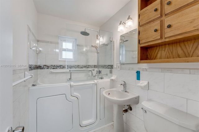 2674 W 8th Ct, Hialeah, FL 33010