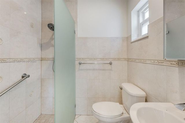 2674 W 8th Ct, Hialeah, FL 33010